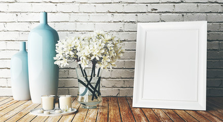 Cornice bianca su muro con vasi e fiori arredo © Aldeca Productions
