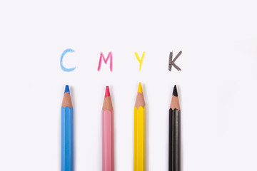 CMYK Hintergrund, vier Buntstifte in cyan, magenta, gelb, schwarz