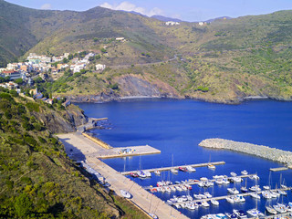 puerto deportivo con barcas en portbou norte de girona con monta&ntilde;as alfondo