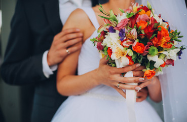 Obraz na płótnie Canvas Bride holding bouquet