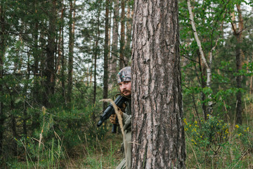 Obraz premium Armed man in a zone of armed conflict.