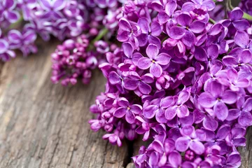 Tuinposter beautiful lilac on wooden surface © Diana Taliun