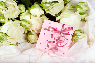 Gift box with bow and white rose flowers
