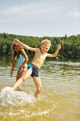 Kinder plantschen glücklich im Wasser