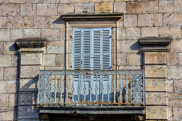 Fototapeta na wymiar Vieux balcon en fer forgé à Ornans
