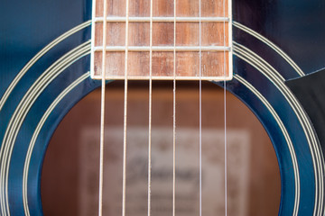 Obraz premium Westerngitarre, Schallloch, Saiten und Schlagbrett