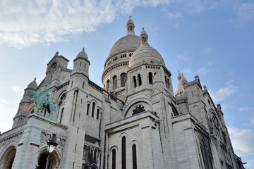 Fototapeta na wymiar Le Sacré Coeur sur la butte Montmartre à Paris