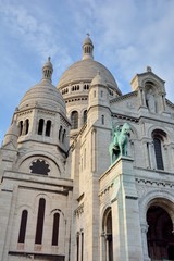 Fototapeta na wymiar Le Sacré Coeur sur la butte Montmartre à Paris