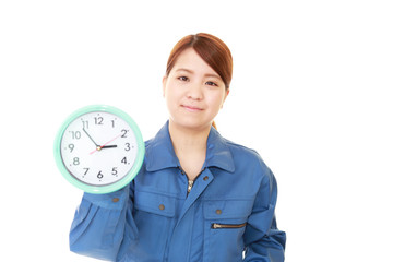 時計を持つ女性作業員