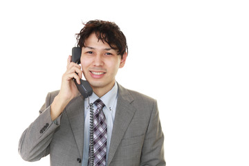 通話中の笑顔のビジネスマン