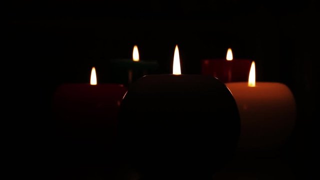 свечи горят в темноте