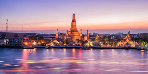 Obraz premium Wgląd nocy Wat Arun Świątynia w bangkoku, Tajlandia