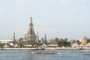 Fototapeta premium Wat Arun and its Sophisticated Architecture in day light