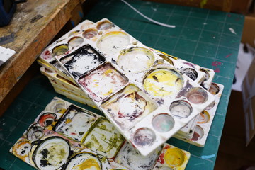 美術　汚れたパレット　絵画　図工　芸術
