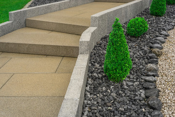 Moderner Vorgarten mit Weg aus Platten und Stufen aus Beton und Palisaden aus Granit 
Contemporary...