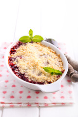 Berry crumble topping cake