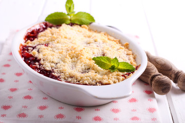 Berry crumble topping cake