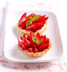 Strawberry and cream cheese mini cakes
