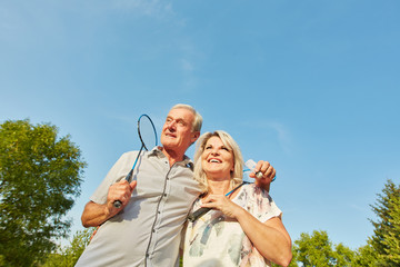 Paar Senioren spielt Badminton im Sommer