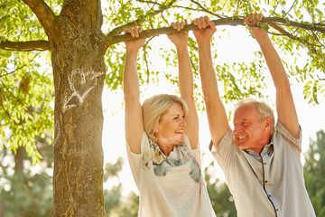Glückliches Paar Senioren verliebt im Sommer