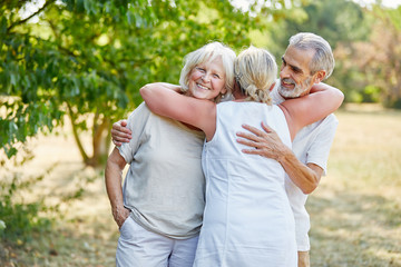 Glückliche Senioren als Freunde im Sommer