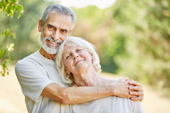 Glückliche Senioren in Liebe im Sommer
