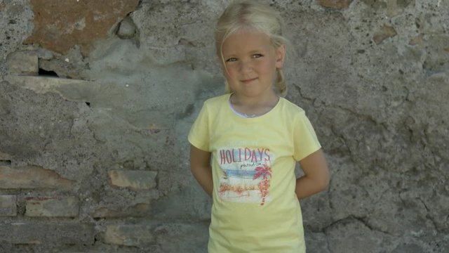 Piccola bambina bionda colpevole a Roma, Italia, Europa