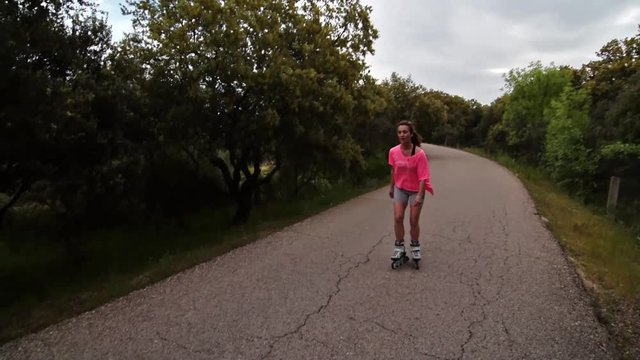 chica patinando en la natuiraleza