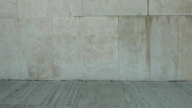 Piccola bambina bionda in monopattino a Roma, Italia, Europa