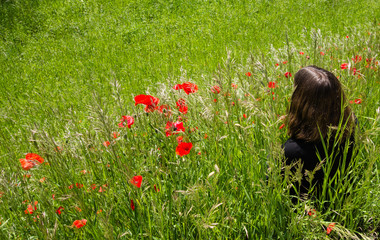Frau in der Sommerwiese