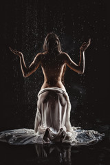 Panele Szklane  młoda kobieta w deszczu