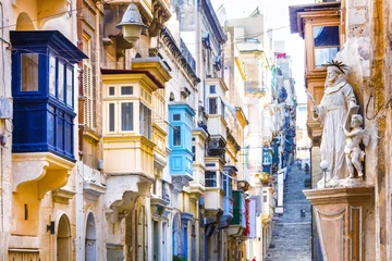 Fototapeten Typische enge Gassen mit bunten Balkonen in Valletta, Malta © Freesurf