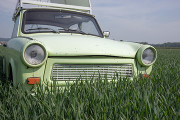 Auto im Getreidefeld
