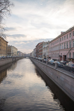 Вид канала и набережной с домами во время заката. Весна. Санкт-Петербург. Россия.