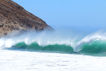 Obraz premium Power of Surf waves on island beach