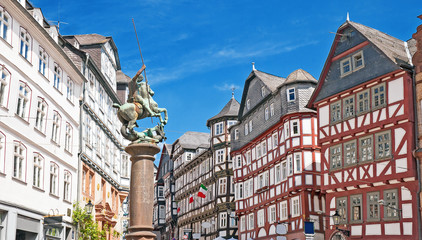 Marktplatz von Marburg an der Lahn und Marktbrunnen mit Reiterfigur