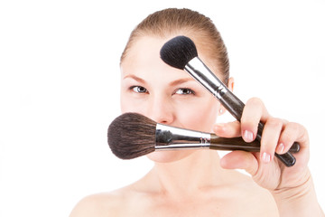 Женщина с кисточкой для пудры