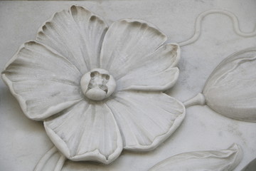 Blumendekor an einem Denkmal aus Marmor