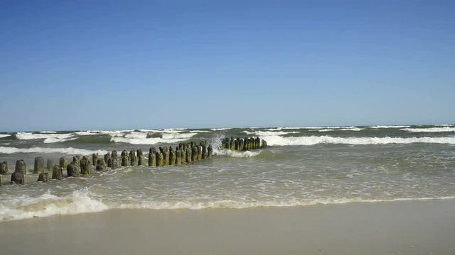 Buhnen in der Ostseebrandung