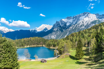 Idyllischer Lautersee am Fuße des Karwendelgebirges bei Mittenwald