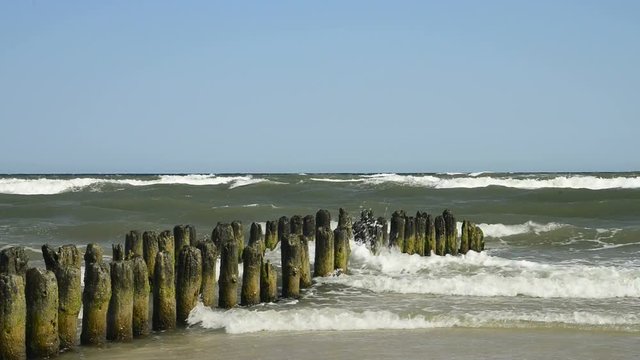 Buhnen in der Ostseebrandung