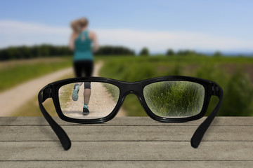 Den Durchblick behalten - Frau beim Joggen mit Kontaktlinsen statt Brille
