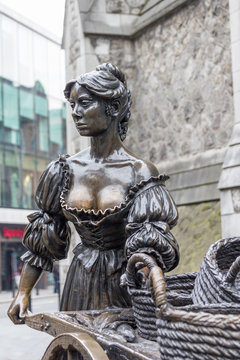 Molly Malone statue in the center of Dublin, Ireland