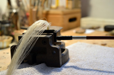 Geigenbau Werkstatt Violine Bogen bespannen - Violine bow in a violine maker workshop