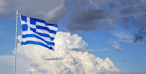  Греческий национальный флаг на фоне неба