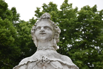 Fototapeta na wymiar Weibliche barocke Figur als Sphin