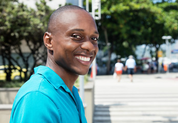 Afrikaner im blauen Hemd schaut zur Kamera