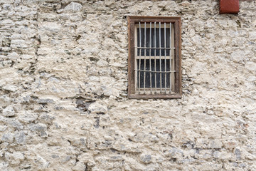 vergittertes altes Fenster in altem Mauerwerk