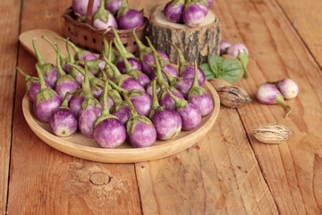Fototapeta na wymiar fresh purple eggplant for healthy and delicious.
