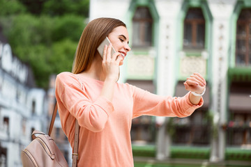 Fototapeta premium Modern young woman in a big city